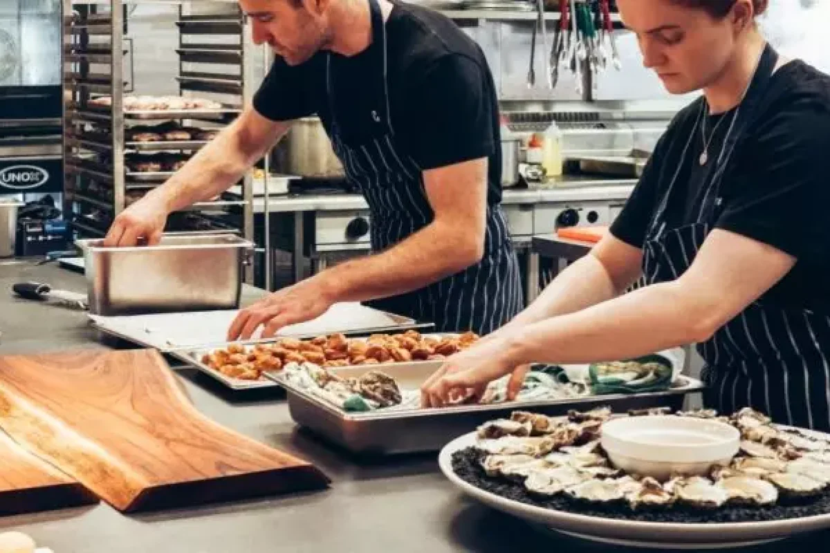 Cocineros-de-restaurante-realizando-su-labor-dentro-de-los-trabajos-en-Espania-881×399 Cocineros-de-restaurante-realizando-su-labor-dentro-de-los-trabajos-en-Espania-881x399