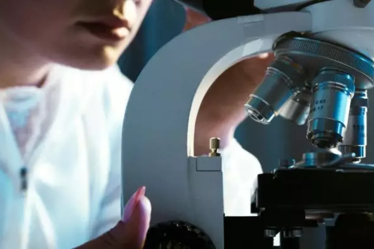 Investigadora-ejerciendo-una-de-las-profesiones-cientificas-mas-demandadas-881×399 Investigadora-ejerciendo-una-de-las-profesiones-cientificas-mas-demandadas-881x399