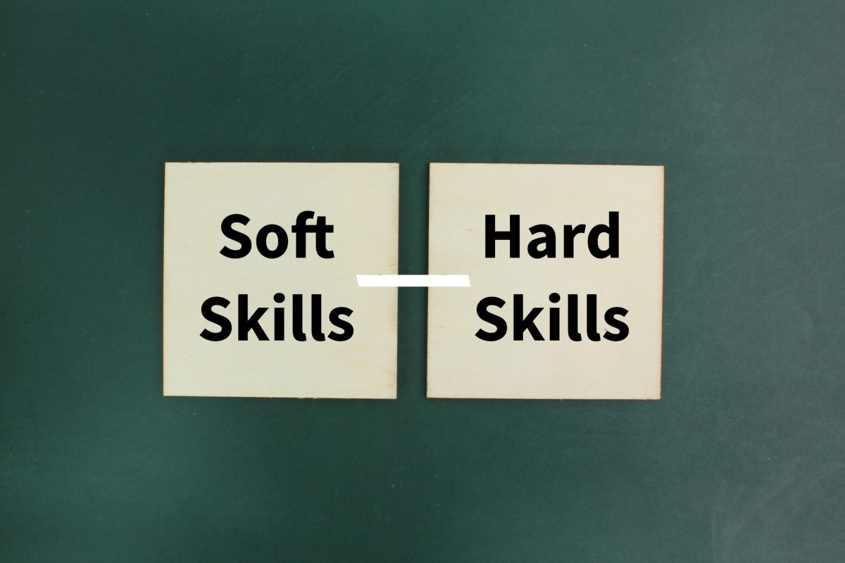 tablero-de-madera-con-las-palabras-hard-skills-o-soft-skills-concepto-de-habilidad tablero-de-madera-con-las-palabras-hard-skills-o-soft-skills-concepto-de-habilidad